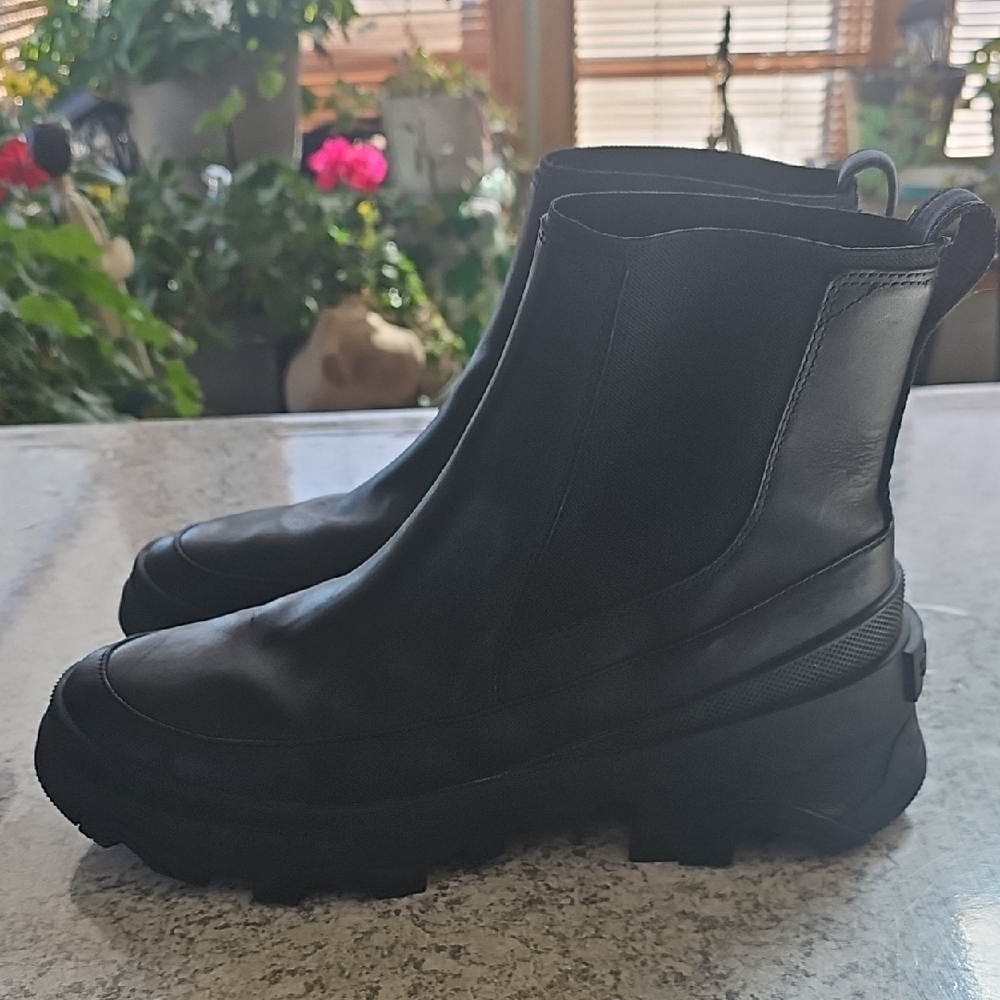 Sorel Black Leather Chelsea Lug Boots